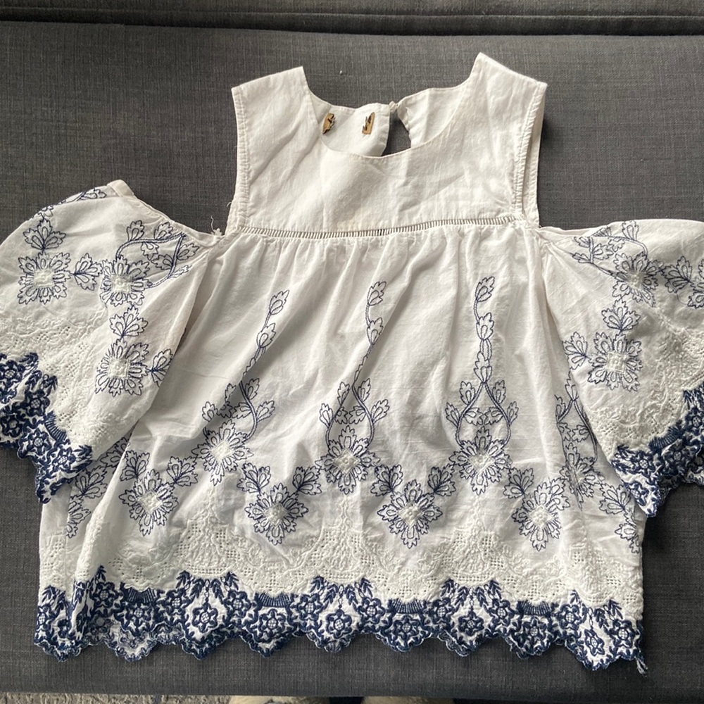 Beautiful cold shoulder puff sleeve top